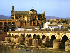 Córdoba, Stadt der drei Kulturen: die Brücke, die über den Guadalquivir führt, aus der Zeit Roms; die arabische Mezquita und die christliche Kirche Karls V. © S. Panzram
