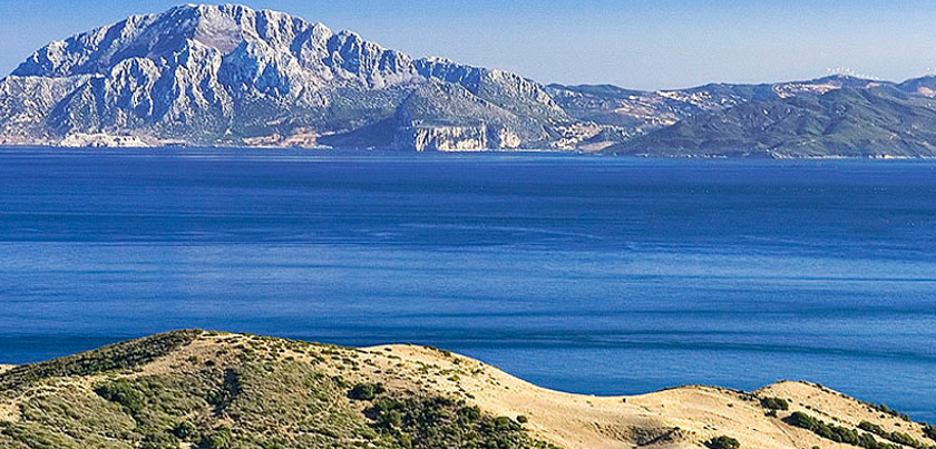 Vista del Estrecho desde la orilla norte (© Curro Cassillas)